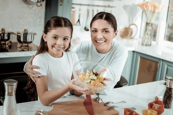 Mãe feliz e filha gastando tempo na cozinha — Fotografia de Stock