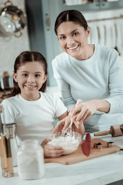 Motiverade mor och dotter matlagning middag tillsammans — Stockfoto