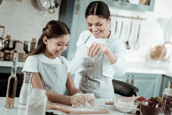 Lycklig mor och dotter matlagning en välsmakande middag tillsammans — Stockfoto