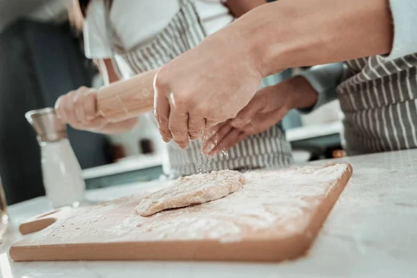 Mãe motivada e filha cozinhar almoço saboroso — Fotografia de Stock