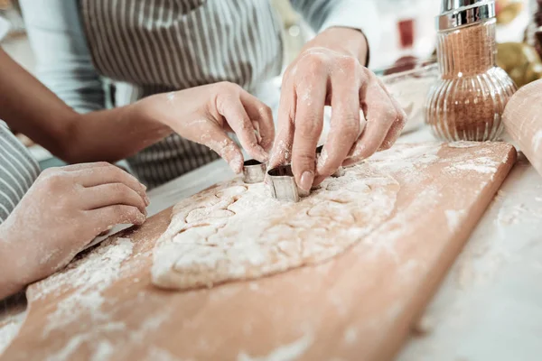 Madre e hija involucradas cocinando en la cocina —  Fotos de Stock