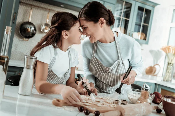 Matka i córka, zabawy w kuchni — Zdjęcie stockowe