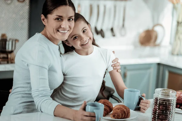 Doce mãe e filha passando um dia juntos — Fotografia de Stock