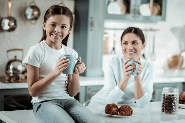 Matka i córka razem pić herbatę w kuchni — Zdjęcie stockowe