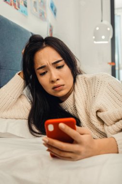 Esmer kadın erkek arkadaşıyla kesiliyor sonra çok kötü hissediyordum