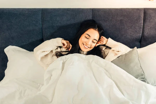 Young tersenyum gelap berambut wanita bangun di pagi hari — Stok Foto