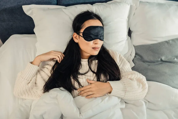 Pengusaha wanita lelah merasa lega tidur di tempat tidurnya — Stok Foto