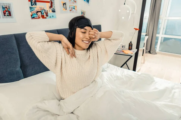 Mujer morena sintiéndose enérgica despertando por la mañana — Foto de Stock