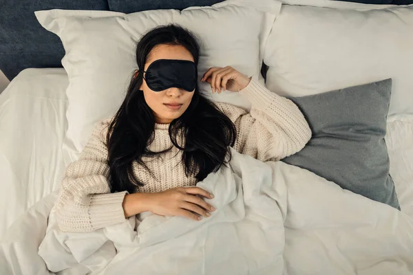 Темноволосая женщина чувствует облегчение и расслабление во время сна — стоковое фото
