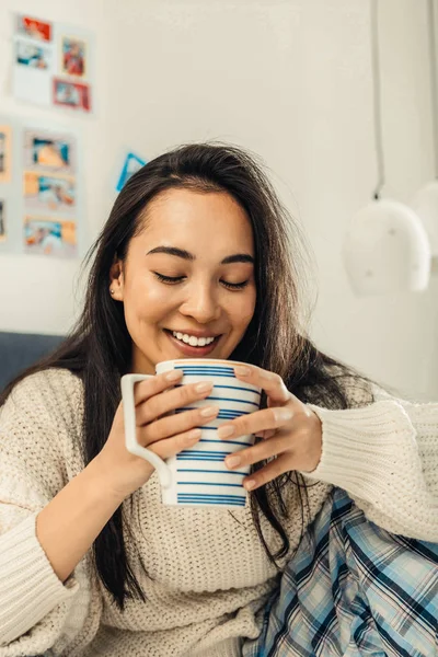 Close up of beautiful Asian woman holding big white cup of tea — Stock Photo, Image