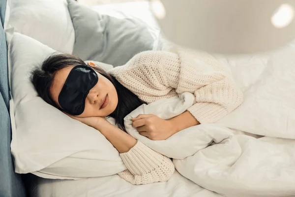 Tmavé vlasy Asijské žena spí na domácí ležící na bílém polštáři — Stock fotografie
