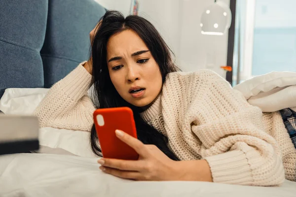 Mujer sintiéndose enojada después de leer el mensaje del novio — Foto de Stock