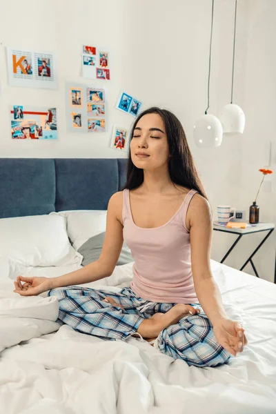 Slim tilltalande kvinna meditera på morgonen — Stockfoto