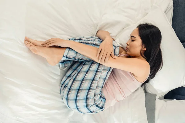 Aziatische vrouw voelt depressief en eenzaam in bed liggen — Stockfoto