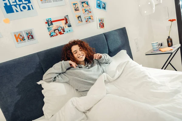 Mujer pelirroja rizada sintiéndose alegre despertando por la mañana — Foto de Stock