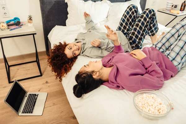 Két leszbikus feküdt az ágyban reggel beszélgetést — Stock Fotó