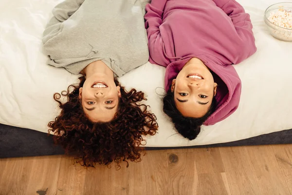 Dos novias hermosas jóvenes acostadas en la cama con pijamas — Foto de Stock