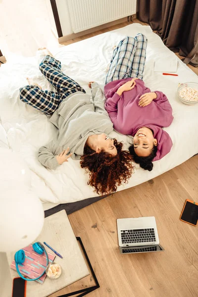 Két barátnő visel négyzet hálószobában feküdt, pizsama nadrág — Stock Fotó