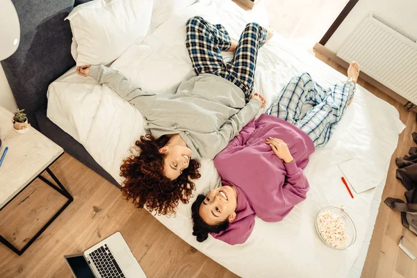 Mitbewohner fühlen sich großartig, wenn sie den Morgen zusammen verbringen — Stockfoto