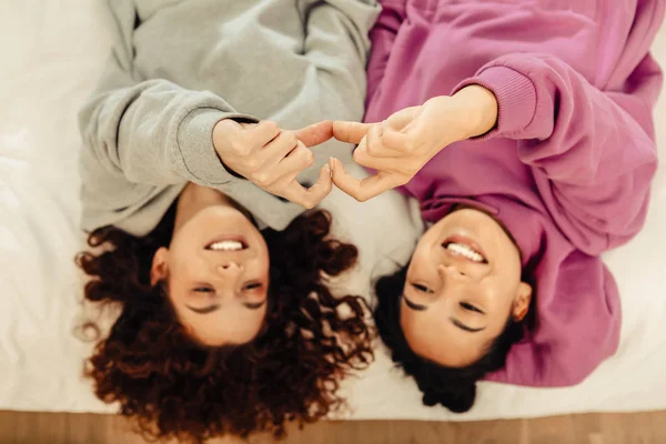 Deux copines se sentent heureuses et joyeuses passer la journée ensemble — Photo