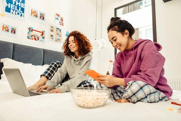 Dos freelancers disfrutando de su tiempo mientras trabajan desde el dormitorio — Foto de Stock