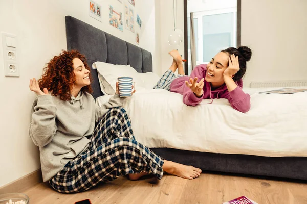 Copines boire le thé du matin et plaisanter le matin — Photo