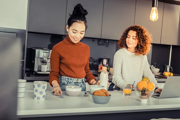Två rumskamrater matlagning frukost tillsammans innan arbete — Stockfoto