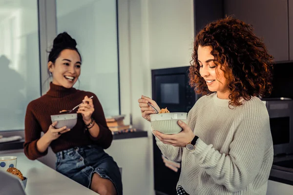 友人と彼女の朝食をお楽しみ中の赤髪の女 — ストック写真