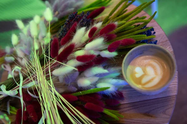 テーブルの上に配置フィールドふわふわ花の美しい花束 — ストック写真