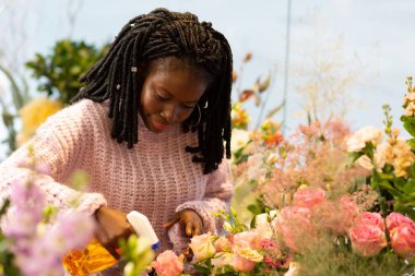 Gül zevk ile sulama dreadlocks ile güzel esmer