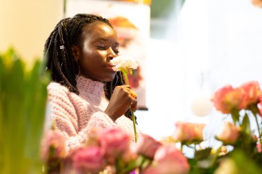 Bunu sevdim. Güzel çiçekçi çiçek dükkanında çalışırken dreadlocks sahip