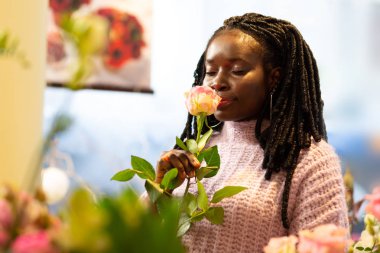 En sevdiği çiçek kokulu memnun genç kadın kişi