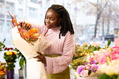 Profesyonel çiçekçi buket istemci için beste konsantre