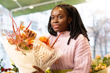 Memnun genç kadının derin olumlu düşünceler