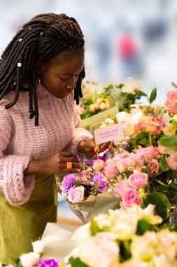 Özenli esmer dekoratör hediye studio çalışma