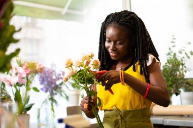 Tasarımcı bitkilerin bakımı pozitif memnun