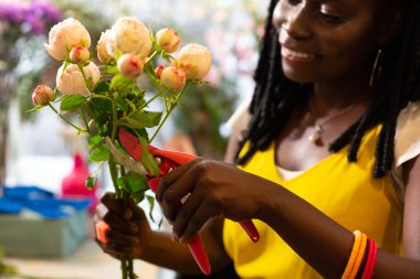 Olumlu memnun genç çiçekçi şakayık arıyorsunuz