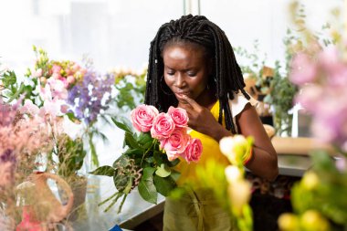 Profesyonel dekoratör floralshop zevk ile çalışma