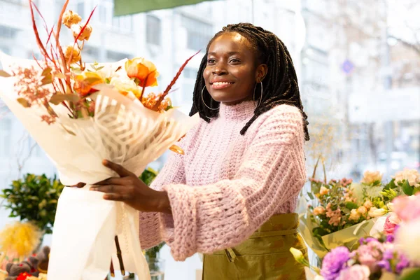 Soddisfatto Gentile Persona Femminile Che Mantiene Sorriso Sul Suo Viso — Foto Stock