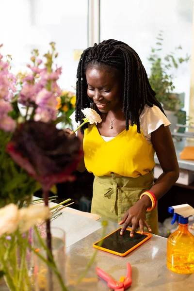 Affascinante persona femminile internazionale che compone grande bouquet — Foto Stock