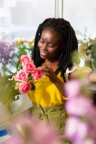 Ritratto di donna contenta che conta rose — Foto Stock