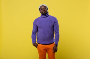 Yakışıklı uluslararası erkek kameraya bakıyor.