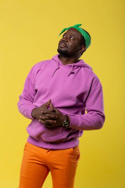 Şık genç adam poz çekim için oluşturma