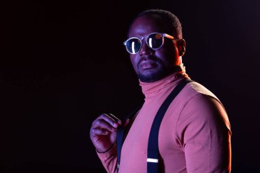 Ciddi uluslararası erkek kişi kameraya poz