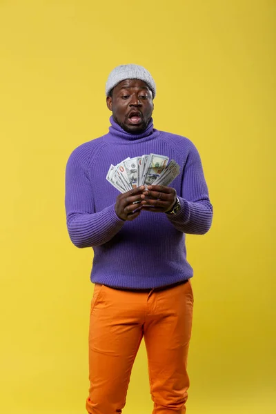 Persona emotiva maschile guardando i suoi soldi — Foto Stock