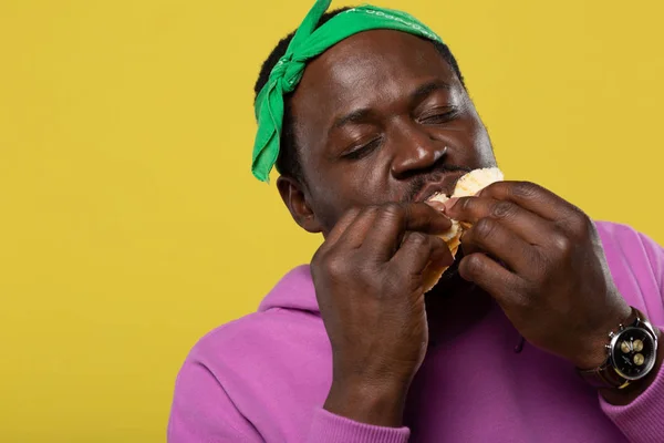 Portrét pohledný muž, že jíst sendvič — Stock fotografie