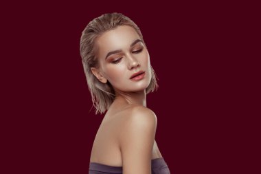 İnce model açık omuzlarından dergisi için poz sırasında gösterilen