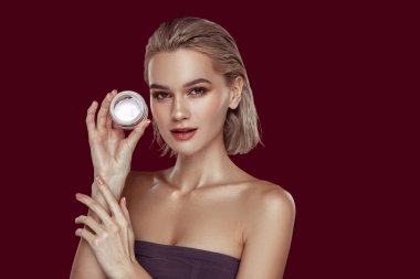Yüz kremi promosyon kampanyasında katılan tutarak fotoğraf modeli