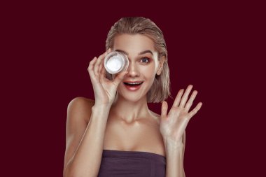 Sarışın kadın komik surat poz sırasında gösterilen