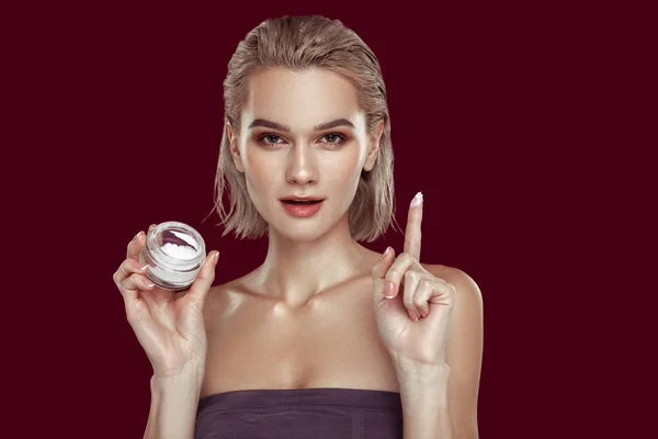 Modelo de foto de olhos escuros promovendo creme posando para revista — Fotografia de Stock